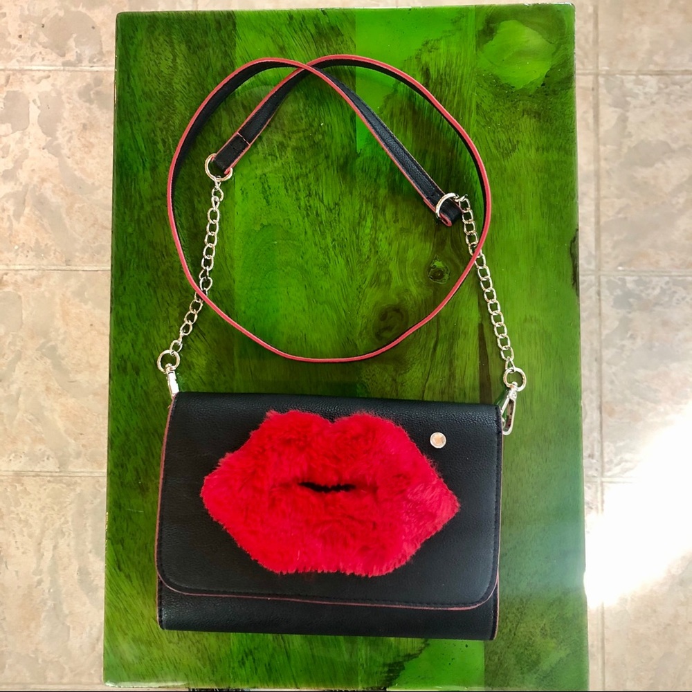 💋 Betsy Johnson Fur Lips purse 💋 - Picture 4 of 8